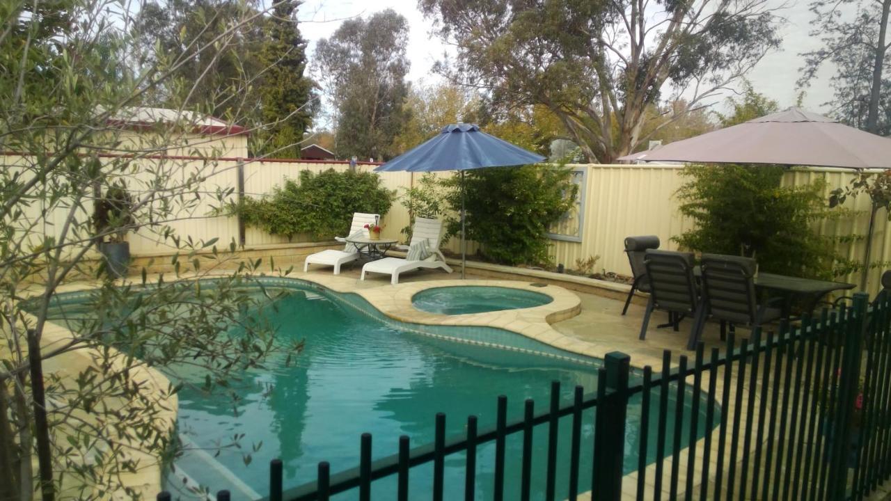 Courtsidecottage Bed And Breakfast Euroa Exterior photo